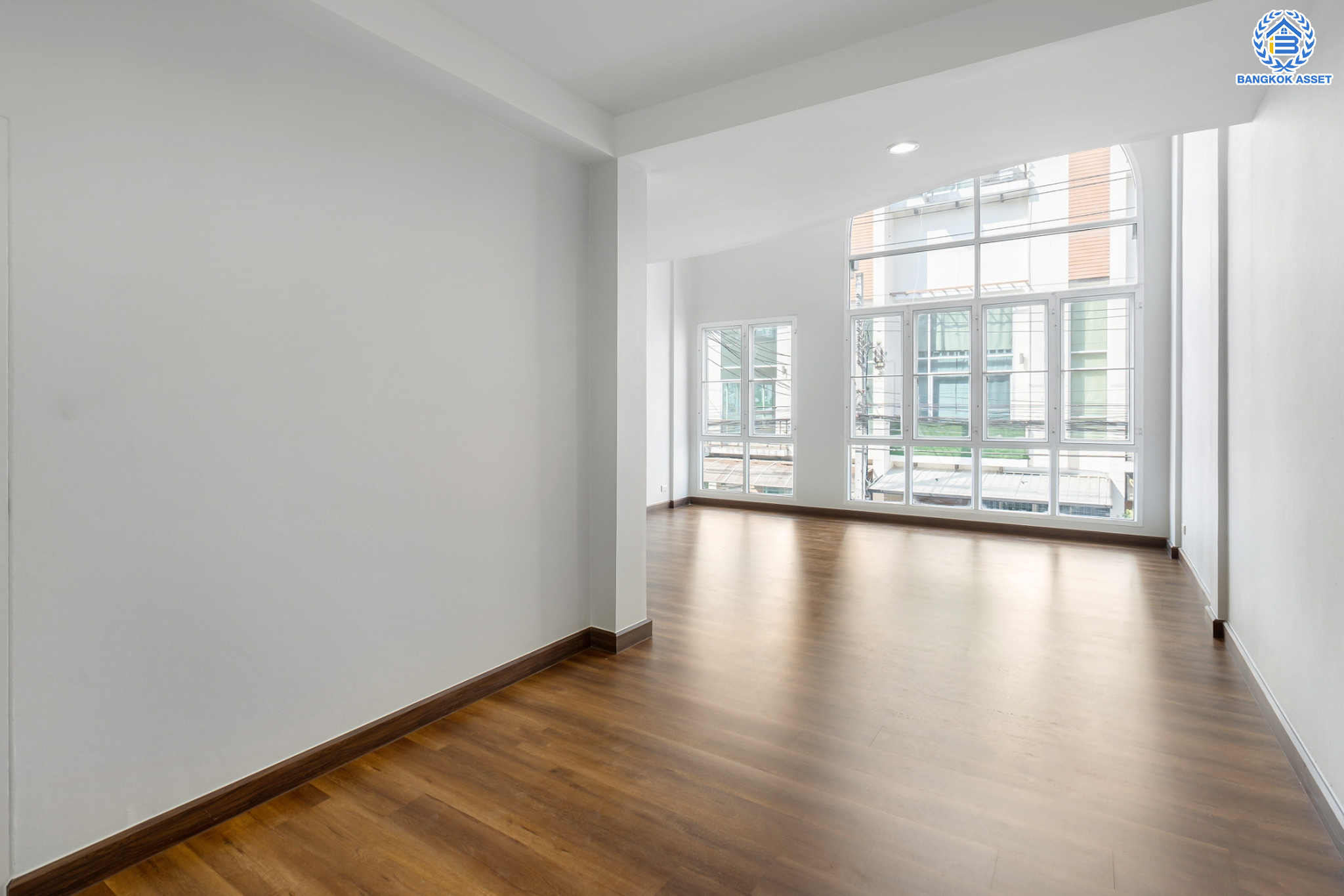 บ้านมือสองตกแต่งใหม่ ม.เดอะพาร์ค ลาดพร้าววังหิน78 ทาวน์โฮม 3 ชั้นครึ่ง เนื้อที่ 16 ตร.ว. ฟังก์ชันจัดเต็ม 3 ห้องนอน (มีห้องน้ำในตัวทุกห้อง) 4 ห้องน้ำ จอดรถได้1 คัน บนทำเลเชื่อมต่อหลายเส้นทาง ใกล้เซ็นทรัลลาดพร้าว เมเจอร์รัชโยธิน ม.ราชภัฏจันทรเกษม ทางด่วน "ฉลองรัช" และรถไฟฟ้าสายสีเขียว "สถานีเสนานิคม"